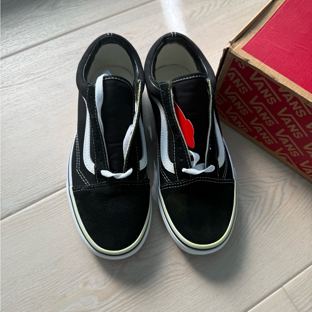 Vans Old Skool Black White Sneakers Women’s 8 Men’s 6.5 Low Top Skate Shoes NWT - Picture 2 of 3